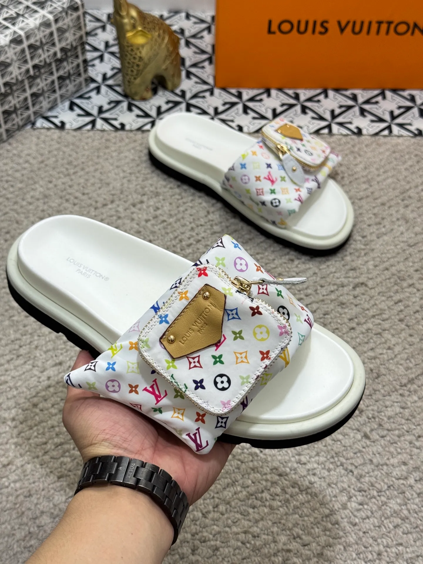Men's shoes 💰400 [New style] 🦇🦇Top original order [Louis Vuitton] Couple style 👫Spring and summer style🎯🎯As an active family in the fashion industry ⭐ Lv is characterized by bold innovation ⚡Fabric down cloth🔥 Combined outsole, clean and tidy ⚡Fashionable and generous🌹Multiple colors available..Size: 36-44 (45 customized